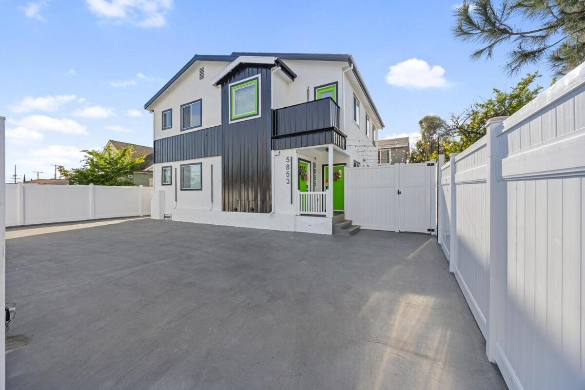 A- Stylish And Comfy Noho Retreat- 5 Star Area, Hot Tub Holiday home Los Angeles